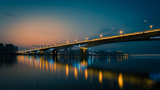 夜晚车灯的路摄影图片-夜晚车灯的路摄影作品-千库网